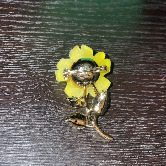 Vintage Medium Yellow Rose Brooch. - Picture 3 of 3